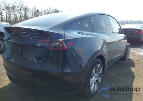 2024 Tesla Model Y Long Range Dual Motor All-Wheel Drive z USA, uszkodzony, nr VIN 7SAYGDEE9RA244223